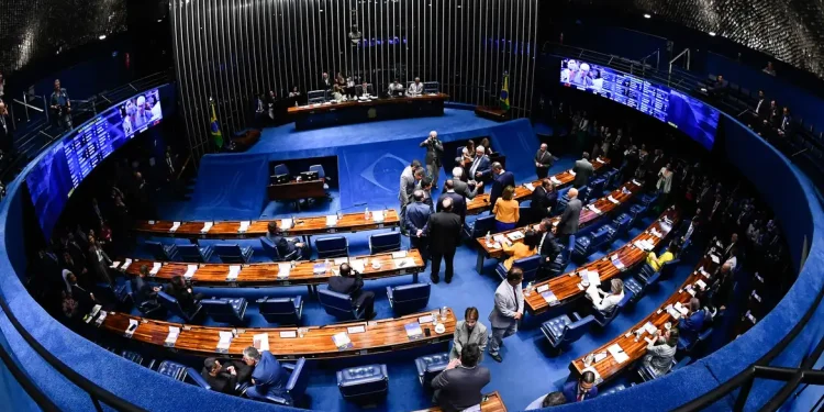 De pai para filho: homens e herdeiros políticos são maioria no Senado