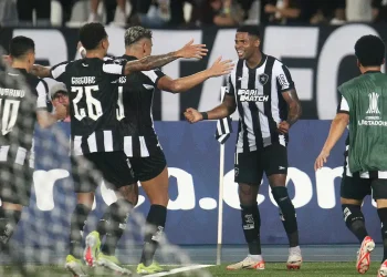 Júnior Santos comanda Botafogo em vitória sobre o Bragantino