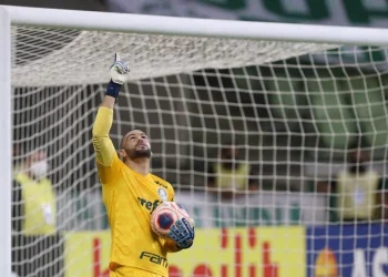 Abel Ferreira vê Weverton inseguro e tem dilema para resolver no gol do Palmeiras