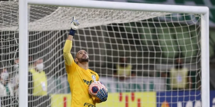 Abel Ferreira vê Weverton inseguro e tem dilema para resolver no gol do Palmeiras