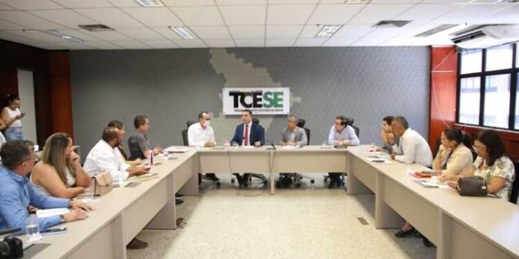 TCE e MPC mediam reunião sobre oferta de transporte escolar para alunos da zona rural de Socorro