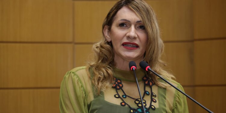 Linda Brasil manifesta apoio às reivindicações de servidores da UFS