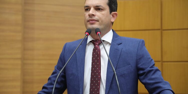 Deputado Paulo Júnior volta a cobrar melhoria no transporte coletivo