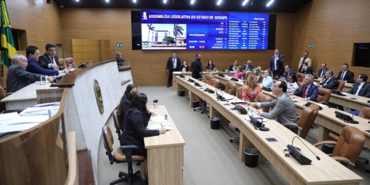 Deputados votam favorável à criação da Secretaria de Articulação com Municípios