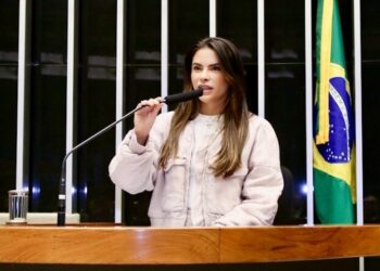 Yandra Moura destaca desafios e potenciais de Aracaju em Sessão Solene