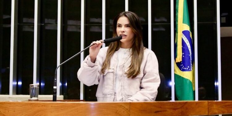 Yandra Moura destaca desafios e potenciais de Aracaju em Sessão Solene