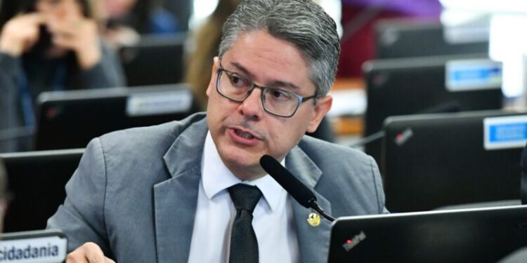 CPI da Braskem: MDB indica senador Alessandro Vieira para substituir Renan Calheiros