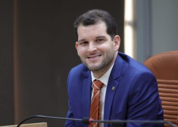 PL de Neto Batalha quer valorizar alunos de escola pública em Sergipe