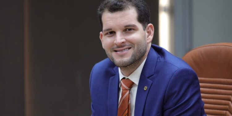 PL de Neto Batalha quer valorizar alunos de escola pública em Sergipe