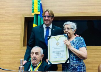 Deputado Marcelo Sobral concede Medalha da Ordem do Mérito Parlamentar a ex-deputado Paulo de Figueiredo Lima