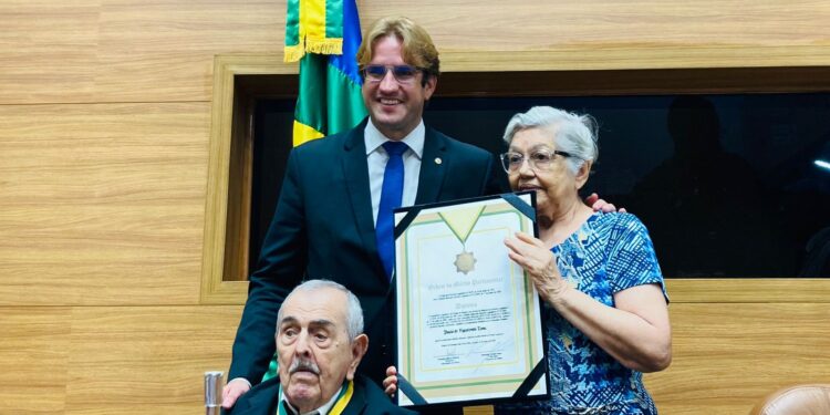 Deputado Marcelo Sobral concede Medalha da Ordem do Mérito Parlamentar a ex-deputado Paulo de Figueiredo Lima