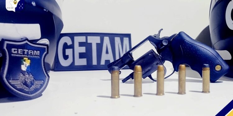 Polícia Militar prende mulher por porte ilegal de arma em Aracaju