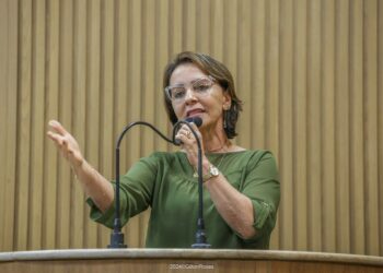 Enquanto Edvaldo paga cachês milionários para artistas nacionais, os locais são desprestigiados, diz Emília