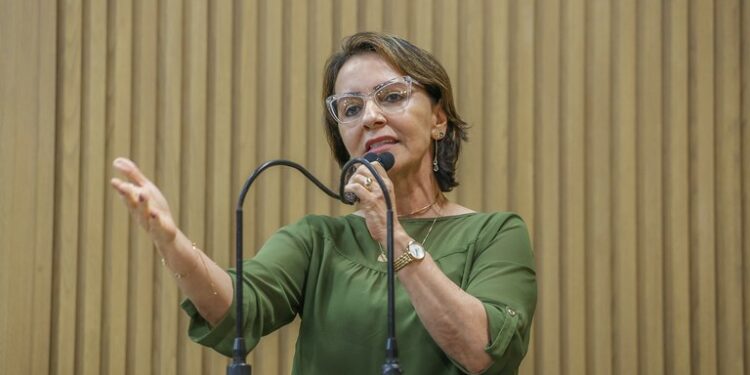 Enquanto Edvaldo paga cachês milionários para artistas nacionais, os locais são desprestigiados, diz Emília