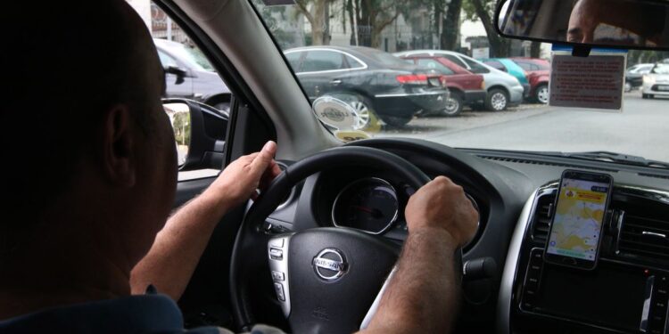 Lula assina projeto que regula atividade de motoristas de aplicativo