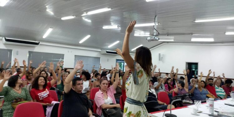 Professores da UFS aprovam indicativo de greve para maio