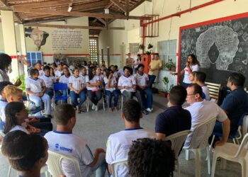 Gestão da Seduc dialoga com alunos do Centro de Excelência Arquibaldo Mendonça, de Indiaroba