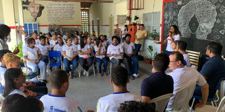 Gestão da Seduc dialoga com alunos do Centro de Excelência Arquibaldo Mendonça, de Indiaroba