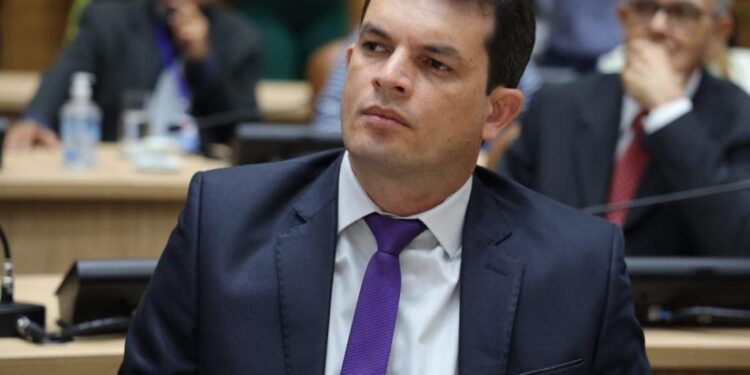 Paulo Júnior comemora projeto de Lei sobre reajuste para servidores do Detran