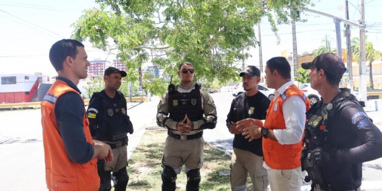 PMA monitora áreas impactadas pela maré alta e orienta a população
