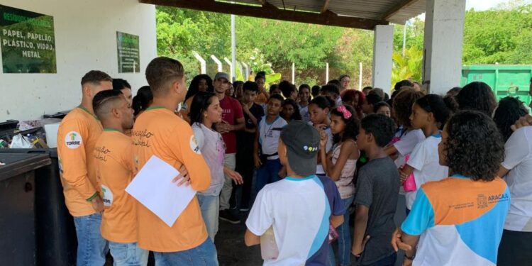 Estudantes visitam ecoponto e participam de ação educativa