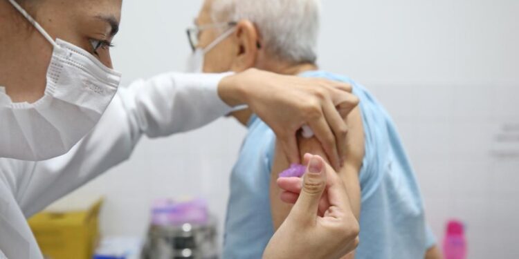 PMA reforça necessidade de idosos completarem o esquema vacinal contra covid-19