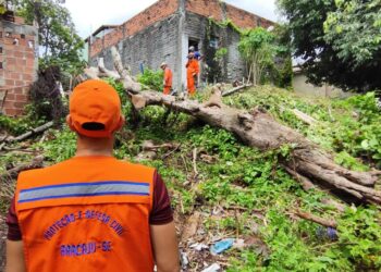 Defesa Civil de Aracaju monitora áreas sensíveis à chuva e atende a população