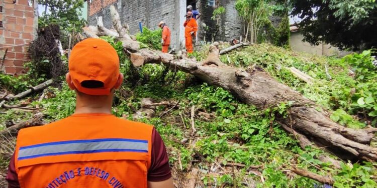 Defesa Civil de Aracaju monitora áreas sensíveis à chuva e atende a população