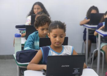 Escola Tech: Prefeitura garante inclusão digital aos alunos e familiares da rede municipal