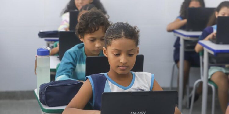 Escola Tech: Prefeitura garante inclusão digital aos alunos e familiares da rede municipal