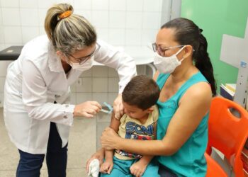 Período sazonal e aumento de casos de sindromes gripais alertam para vacinação em crianças