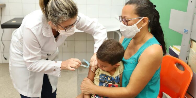 Período sazonal e aumento de casos de sindromes gripais alertam para vacinação em crianças