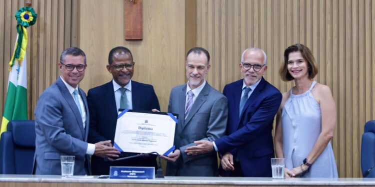 Prefeito Edvaldo participa de entrega de título de cidadão aracajuano a Julio Filgueira
