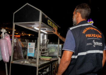 Vigilância Sanitária realiza fiscalização de alimentos na Vila da Páscoa Iluminada