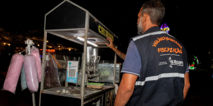 Vigilância Sanitária realiza fiscalização de alimentos na Vila da Páscoa Iluminada