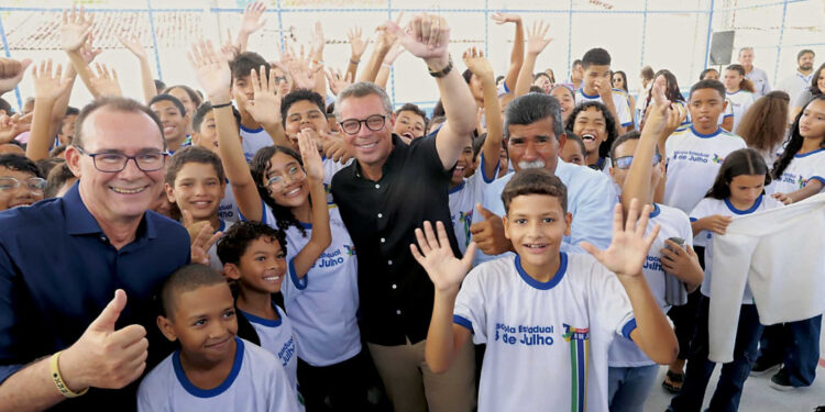 Governo de Sergipe entrega climatização e quadra esportiva na Escola Estadual 8 de Julho