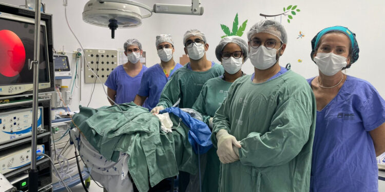 Maternidade Nossa Senhora de Lourdes realiza cirurgia pioneira em recém-nascido