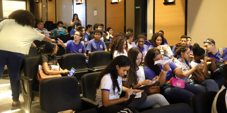Seduc leva estudantes da rede estadual de ensino para a 13ª edição da Mostra de Cinema e Direitos Humanos no Museu da Gente Sergipana
