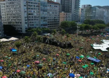 Ato convocado por Bolsonaro, no Rio de Janeiro, reúne multidão