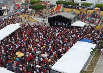 Programa do radialista Cristiano Viana reúne multidão no município de Simão Dias