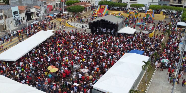 Programa do radialista Cristiano Viana reúne multidão no município de Simão Dias