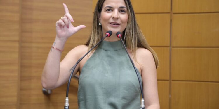 Deputadas destacam os desafios da Língua Brasileira de Sinais