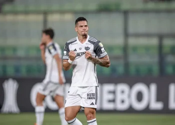 Com dois de Paulinho, Atlético-MG goleia Caracas na Libertadores