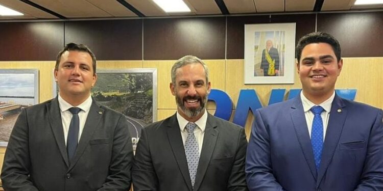 Marcos Oliveira e Ícaro de Valmir, em Brasília visitam DNIT, agradecem duplicação da BR 235