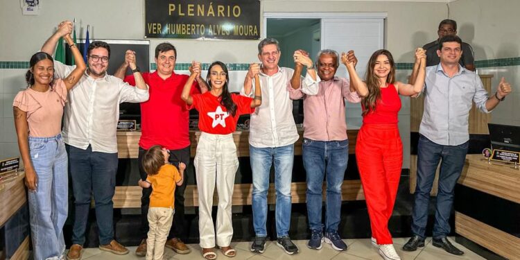 Rogério prestigia ato de filiação de Drª Thamires Souza, de Dores, ao PT