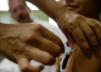 Entenda como fica a vacinação contra o HPV no Brasil