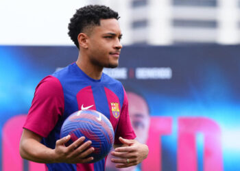 Jornal revela motivo que pode levar Vitor Roque a sair do Barcelona