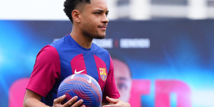 Jornal revela motivo que pode levar Vitor Roque a sair do Barcelona