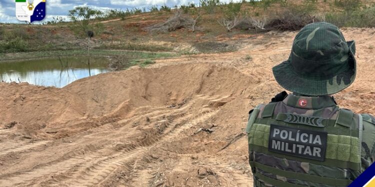 Polícia Militar flagra extração ilegal de areia em Porto da Folha