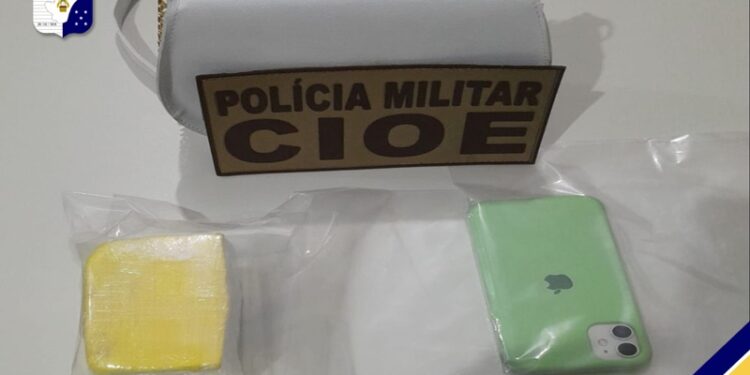 PM prende mulher por suspeita de tráfico de drogas na Barra dos Coqueiros